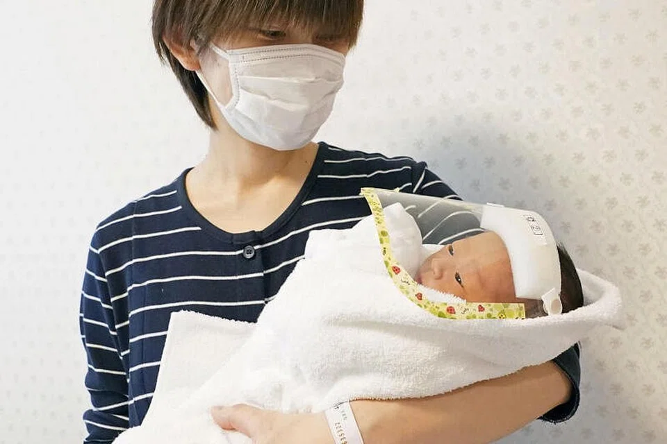KESELAMATAN BAYI: Cik Mika Chiba dan bayinya yang memakai pelindung muka sebagai melindungi diri dari jangkitan koronavirus, dilihat di hospital bersalin Wise Ladies' Clinic di Satte, Jepun. Gambar dirakamkan pada 12 Mei lalu.