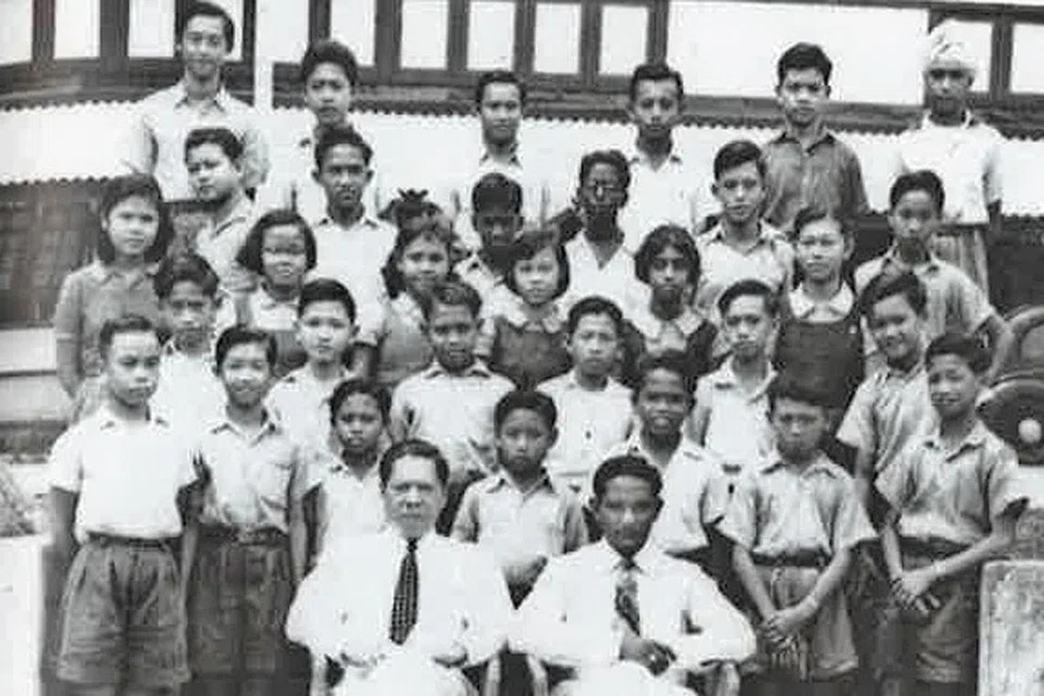 ZAMAN MUDA: Encik Goh (barisan belakang, paling kiri) bersama kelas Standard Lima dari Sekolah Inggeris Pasir Panjang. - Foto WORLD SCIENTIFIC