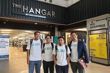 WIRA PENYELAMAT MAKANAN: Anak muda yang saling berganding bahu bagi menghasilkan aplikasi 'Makan Rescue' untuk mengurangkan jumlah makanan yang dibuang terdiri (dari kiri) Encik Musa, Encik Syafiq, Encik Hafidz dan Encik Hazmie. - Foto MAKAN RESCUE