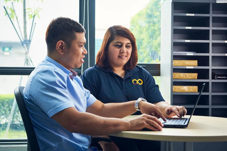 KURANGKAN SISA: Antara tugas eksekutif pentadbiran di loji kitar semula sisa elektronik, EWR2 Pte Ltd, Cik Begum Nor Faiqah Muhd Afiq Abdullah, ialah
meneliti kadar kebakaran sisa elektronik menerusi data yang terkumpul daripada sistem pengurusan sisa bagi membantu mengurangkan pembaziran.