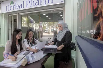 PRIHATIN PERKEMBANGAN PELANGGAN: (Dari kiri) Pegawai pentadbiran, Cik Azhani Mohd Yusof; serta dua pegawai khidmat pelanggan, Cik Rashida Shamsudin dan Cik Marina Mohd Nor. - Foto BH oleh IQBAL FAIZAL