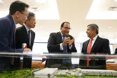 YAKIN TERHADAP SINGAPURA: Encik Iswaran (dua dari kanan) menyatakan peluasan Micron mencerminkan keyakinan syarikat itu di Singapura. Ketua eksekutif Micron Techology, Encik Sanjay Mehrotra berada di sebelah. - Foto BH oleh TIMOTHY DAVID