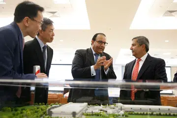 YAKIN TERHADAP SINGAPURA: Encik Iswaran (dua dari kanan) menyatakan peluasan Micron mencerminkan keyakinan syarikat itu di Singapura. Ketua eksekutif Micron Techology, Encik Sanjay Mehrotra berada di sebelah. - Foto BH oleh TIMOTHY DAVID