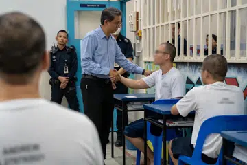 PELUANG KEDUA: Menteri Negara (Ehwal Dalam Negeri), Profesor Madya Dr Muhammad Faishal Ibrahim (tengah), berharap pelajar banduan raih kejayaan dalam akademik dan kehidupan bebas jenayah