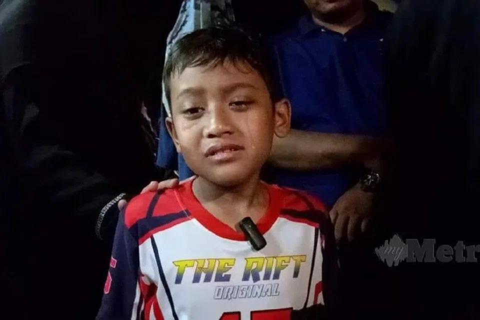 Attar Azim Syukran Jamil, sembilan tahun, tidak dapat menahan sebak ketika majlis pengebumian empat ahli keluarganya termasuk ibu bapa dan dua adik yang terkorban dalam nahas jalan raya di Kilometer 76.5 Jalan Kota Bharu-Gua Musang dekat Kampung Pahi, Kelantan pada 2 Mac.