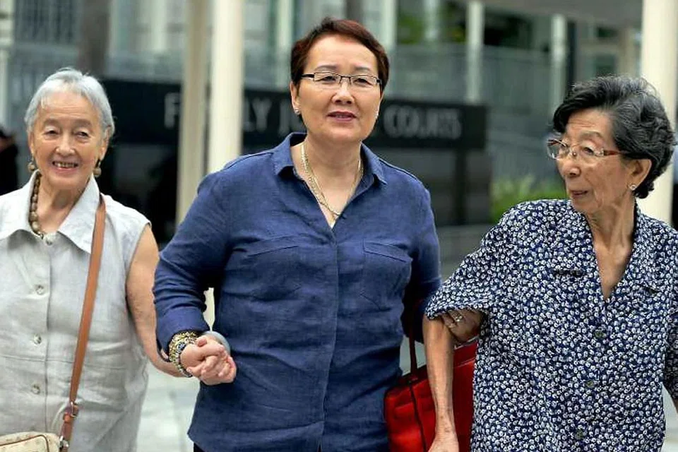 KES DIBICARAKAN: (Gambar dari kiri) Cik Chung, Cik Mok dan Cik Chang tiba di mahkamah semalam untuk mendenger kes perbicaraan terhadap bekas pemandu pelancong Yang Yin. - Foto THE STRAITS TIMES