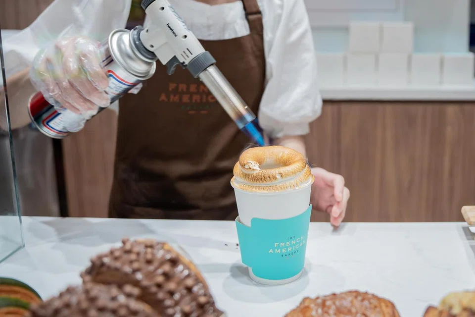 Minuman coklat panas dengan ‘marshmallow meringue’ ($8) dibakar semasa dipesan. 