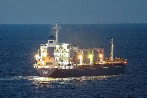 DALAM PERJALANAN: Kapal pertama itu, Razoni, mengangkut 26,527 ton jagung ke Lebanon, berlabuh dekat laluan masuk ke Bosphorus melalui Laut Hitam sekitar pukul 2 pagi waktu Singapura, semalam. - Foto REUTERS