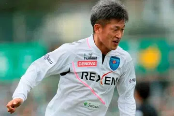REKOD MENAKJUBKAN: Bekas bintang penyerang Jepun, Kazuyoshi Miura, turut memegang rekod penjaring tertua dalam Liga-J selepas menyumbatkan gol untuk pasukannya, Yokohama FC, musim lalu. - Foto REX FEATURES