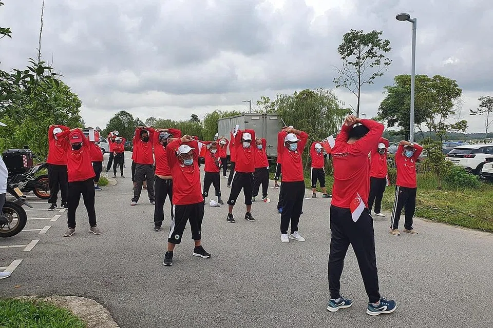 RAI HARI KEBANGSAAN: Kumpulan Kampong Boyz semalam mengadakan acara meraikan Hari Kebangsaan di kawasan Pusara Aman yang dimulakan dengan senaman. - Foto KAMPONG BOYZ
