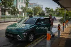 Teksi rentas sempadan berlesen akan mempunyai tanda khas yang mudah dikenali pada kedua-dua belah kenderaan, seperti perkataan ‘cross-border taxi’ (teksi rentas sempadan) di kenderaan Grab ini.