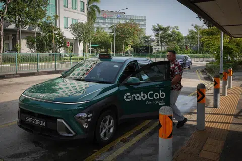Teksi rentas sempadan berlesen akan mempunyai tanda khas yang mudah dikenali pada kedua-dua belah kenderaan, seperti perkataan ‘cross-border taxi’ (teksi rentas sempadan) di kenderaan Grab ini.