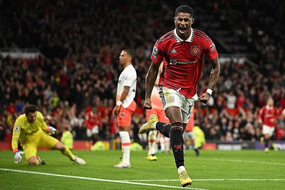 WIRA UNITED: Marcus Rashford (gambar atas) berlari kegembiraan selepas menjaringkan gol kemenangan United ketika menentang West Ham di Old Trafford. - Foto AFP