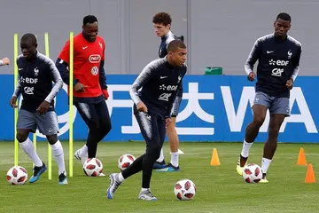 JALANI LATIHAN: Barisan pemain Perancis termasuk bintang mudanya, Kylian Mbappe (hadapan), menjalani latihan menjelang pertemuan suku akhir menentang Uruguay hari ini. - Foto REUTERS