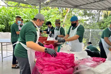 Para sukarelawan syarikat Aliyah Rizq Farm di Masjid Tentera Diraja sibuk membungkus daging untuk para penerima  pada 2024. Pada tahun itu, harga kambing korban tempatan ialah $667 dan kini merosot kepada $659 pada 2025.