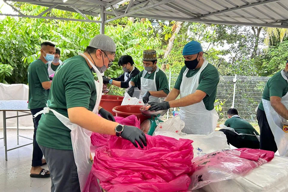 Para sukarelawan syarikat Aliyah Rizq Farm di Masjid Tentera Diraja sibuk membungkus daging untuk para penerima  pada 2024. Pada tahun itu, harga kambing korban tempatan ialah $667 dan kini merosot kepada $659 pada 2025.