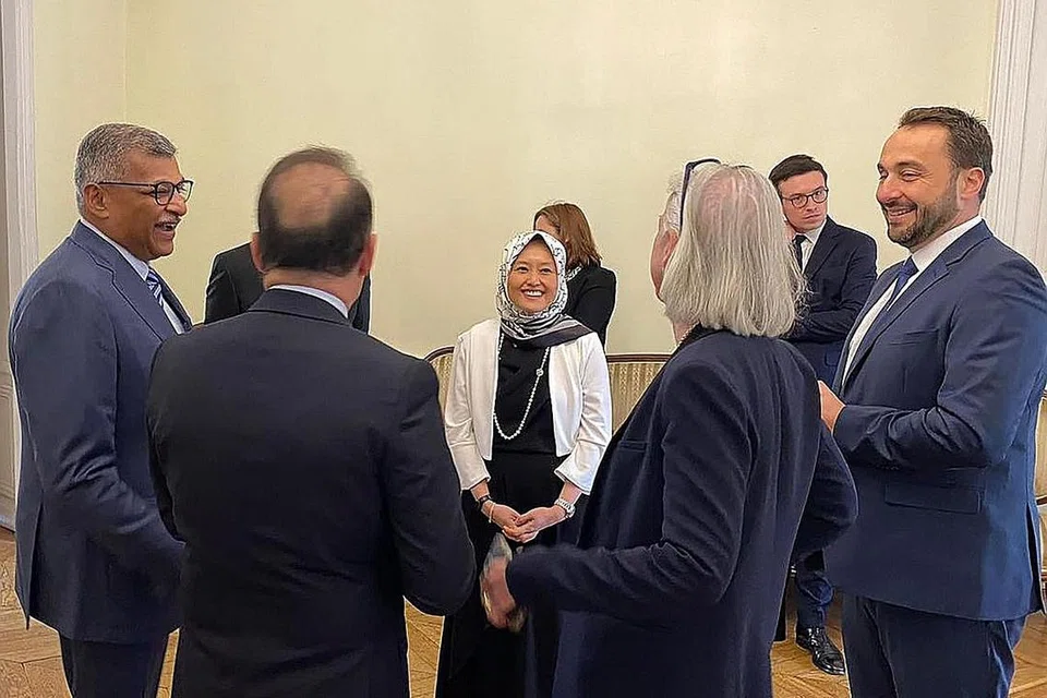 BERTUKAR PANDANGAN: Cik Rahayu Mahzam (tengah) sedang bertukar-tukar pandangan mengenai perkhidmatan perundangan dan penyelesaian pertikaian, serta perkembangan lain dalam landskap perundangan di Singapura dan Perancis bersama para pemimpin perundangan dari Eropah dan Asia yang lain. 