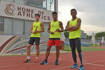 DARAH MUDA BERKOBAR: Atlit muda Singapura - (dari kiri) Hariz Darajit, Ariff Januri dan Khairyll Amri Tumadi - merupakan antara bakat baru yang sedang memburu tempat dalam pasukan 4x100 meter nasional untuk bersaing di Sukan SEA tahun ini. - Foto FAKHRURADZI ISMAIL