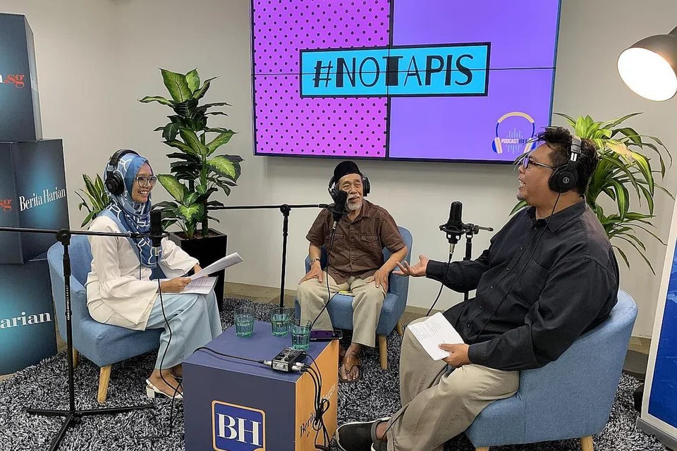 KONGSI PENGALAMAN: Suratman Markasan (tengah) bersama pengacara podcast, Cik Shahida Sarhid dan Suhaimi Yusof. - Foto fail