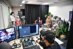 BERSIAP BAGI MUSIM BARU: (Duduk, dari kiri) Wartawan Berita Harian dan hos Irma Kamarudin dan Hanim Mohd Saleh bersama tetamu undangan Najip dan Wann dalam rakaman episod pertama musim kedua 'The BM Show' yang akan menemui penonton Ahad ini. - Foto BH oleh ARIFFIN JAMAR