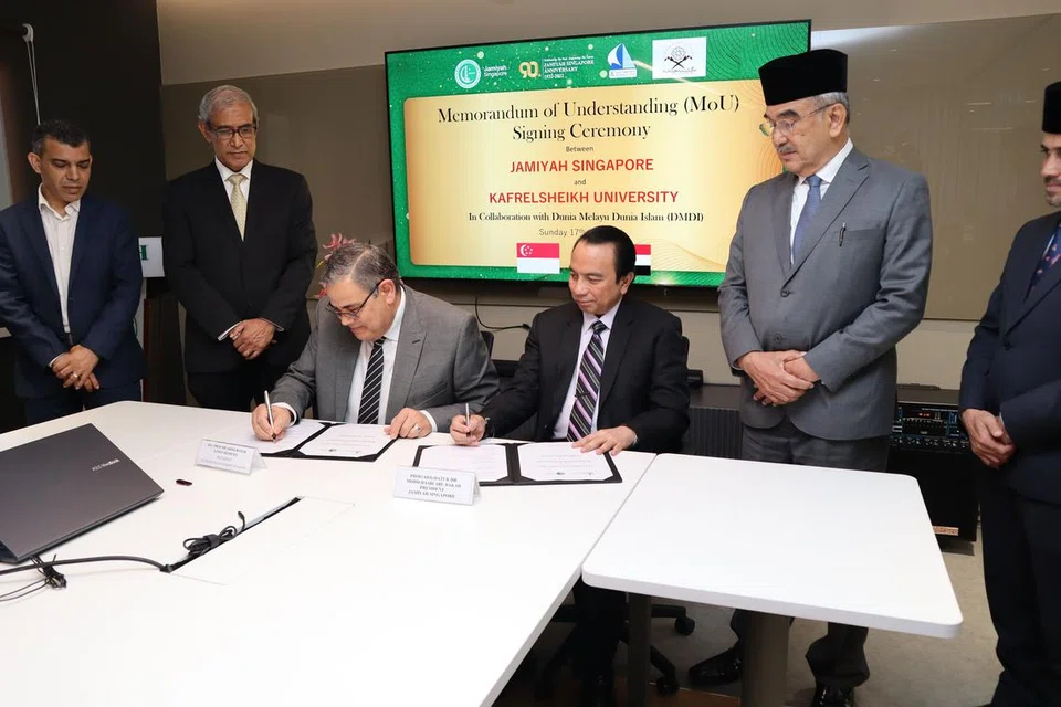 TERUSKAN KERJASAMA: Dr Mohd Hasbi Abu Bakar (tiga dari kanan) dan Profesor Dr Abdelrazek Yosef Desouky, yang merupakan Presiden Universiti Kafrelsheikh (tiga dari kiri) sama-sama menandatangani MOU, sambil disaksikan (dari kiri) Atase Kedutaan Mesir, Encik Waleed Emara; Duta Singapura ke Kuwait, Encik Zainul Abidin Rasheed; Gabenor Melaka, Tun Seri Setia Mohd Ali Mohd Rustam (dua dari kanan); dan Pesuruhjaya Tinggi Malaysia ke Singapura, Dr Azfar Mohamad Mustafar (kanan).