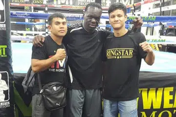 PELUANG KEEMASAN: Ridhwan (kanan) bergambar dengan Jeff Mayweather (tengah), bekas juara dunia yang juga pak cik kepada juara tinju yang tidak pernah kalah, Floyd Mayweather. Di kiri ialah jurulatih peribadi Ridhwan, Rey Caitom. - Foto RINGSTAR MANAGEMENT 