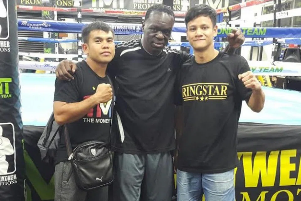 PELUANG KEEMASAN: Ridhwan (kanan) bergambar dengan Jeff Mayweather (tengah), bekas juara dunia yang juga pak cik kepada juara tinju yang tidak pernah kalah, Floyd Mayweather. Di kiri ialah jurulatih peribadi Ridhwan, Rey Caitom. - Foto RINGSTAR MANAGEMENT 