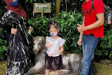 RANCANGAN ALTERNATIF: Dengan promosi menarik yang ditawarkan di beberapa tempat di Singapura, Cik Nurhashikin bersama anaknya, Insyirah Qalisya Muhammad Yazri dan suaminya, Encik Muhammad Yazri Ahmad, telah mengambil peluang untuk mengunjungi tempat seperti Taman Haiwan Singapura. - Foto ihsan SITI NURHASHIKN MOHAMAD HASHIM