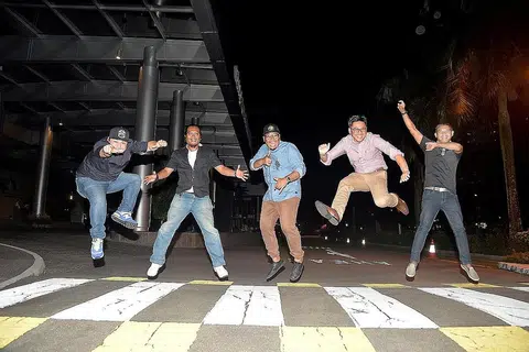 KEMBALI DENGAN TEKAD BARU: Bhumiband, yang terdiri daripada (dari kiri) Irfan Rahmat, Reamie Roslan, Adha Ahmad, Zulkifli Shualman dan Zuher Razali, kembali dengan single terkini Hanya Kamu selepas lebih sedekad berehat. - Foto M.O. SALLEH