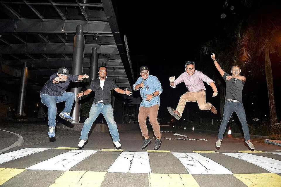 KEMBALI DENGAN TEKAD BARU: Bhumiband, yang terdiri daripada (dari kiri) Irfan Rahmat, Reamie Roslan, Adha Ahmad, Zulkifli Shualman dan Zuher Razali, kembali dengan single terkini Hanya Kamu selepas lebih sedekad berehat. - Foto M.O. SALLEH