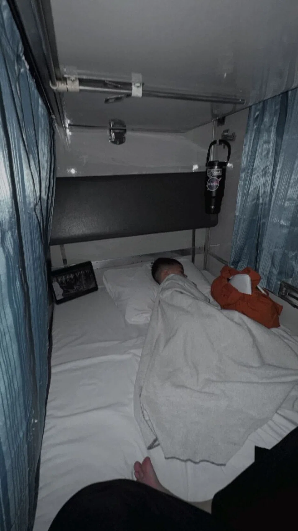 Luth Rifqi Khairul Rasul tidur lena dalam kereta api.