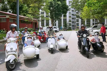 SUMBANG TENAGA: Kakitangan Singapore Sidecars Vespa Tours menyumbang tenaga sebagai sukarelawan untuk mengambil dan menghantar penduduk ke acara amal Masjid Assyakirin 'We Care Day' yang diadakan di Boon Lay. - Foto BH oleh ROSLEE RAZAK