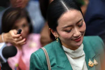 Cik Paetongtarn Shinawatra telah digantung daripada jawatannya sebagai Perdana Menteri Thailand susulan kebocoran perbualan telefon antara beliau dengan bekas pemimpin Kemboja, Hun Sen.