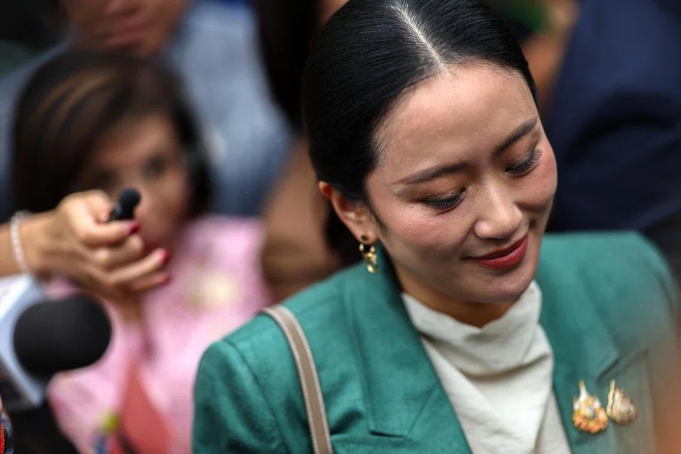 Cik Paetongtarn Shinawatra telah digantung daripada jawatannya sebagai Perdana Menteri Thailand susulan kebocoran perbualan telefon antara beliau dengan bekas pemimpin Kemboja, Hun Sen.