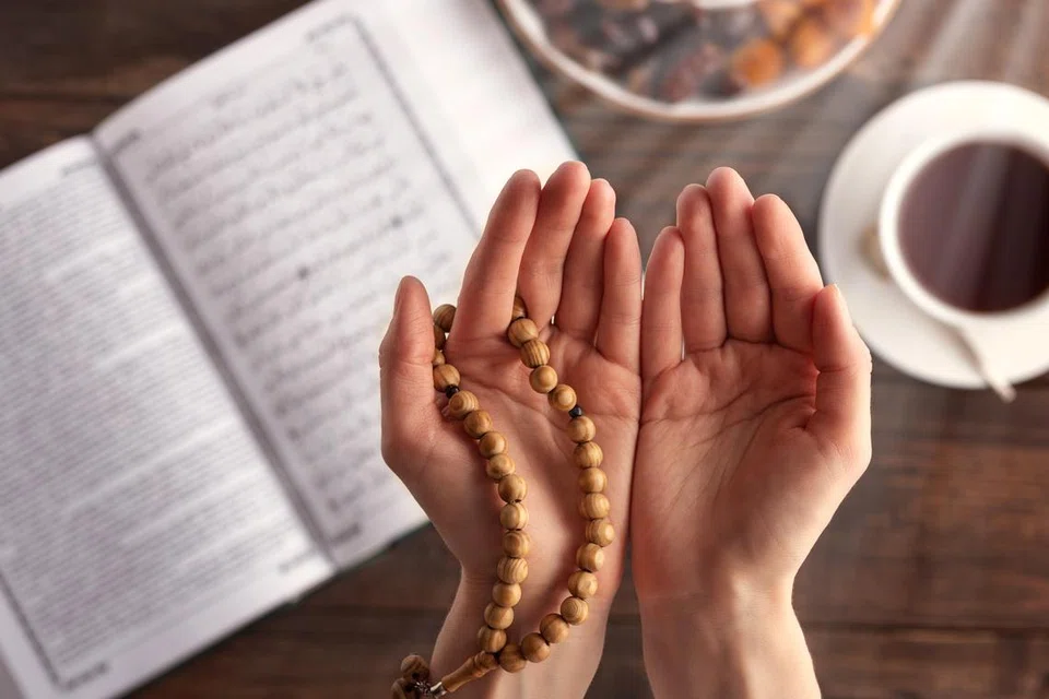 Dalam melalui kehidupan harian, kita wajib berusaha bersungguh-sungguh mencapai matlamat kita dan kemudian menyerahkan urusan kita kepada Allah. 