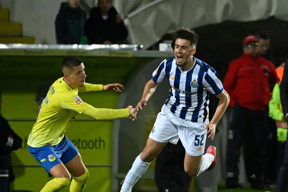 Martim Fernandes (Porto). Fernandes (kanan) dilihat sebagai prospek paling besar, selepas tampil mengagumkan bersama pasukan utama Porto musim ini. Fernandes menyerlah dengan kemampuan hantaran lintang berkualiti ala Alexander-Arnold, serta kecenderungannya bermain secara menyerang dan mencipta ancaman dari kawasan sayap atau larian ke belakang pertahanan lawan.