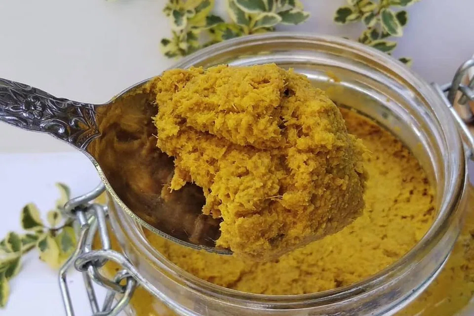 Bumbu kuning digunakan dalam hidangan seperti nasi kuning, acar kuning dan soto Lamongan.