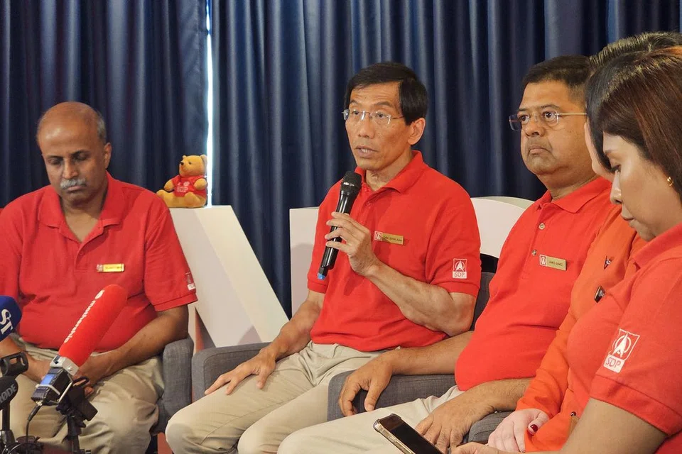 (Dari kiri) Pengerusi Parti Demokratik Singapura (SDP), Dr Paul Tambyah; Setiausaha Agung SDP, Dr Chee Soon Juan; anggota SDP, Dr James Gomez; Ketua Perhubungan dan Jenama SDP, Cik Min Cheong-Subramaniam; dan Bendahari SDP, Cik Surayah Akbar.