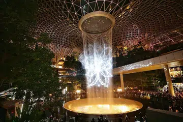 MERCU TANDA: Apabila Jewel dibuka untuk lawatan prapembukaan, lebih 500,000 orang telah mendaftar. Sejak itu bilangannya telah berkembang dengan sangat baik. Jumlah pelawat telah meningkat kepada sekitar 50 juta orang sekarang. - Foto BH oleh KEVIN LIM