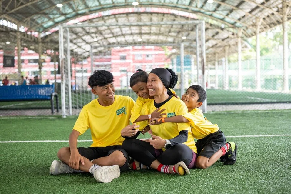 Cik Nurarzlin Ariffin, menghadiri acara kempen tahunan bagi sokongan pengangkutan sekolah, ‘Kindness Warrior: Rally for School Transport’, di KickOff@Kovan pada 4 Julai, bersama tiga daripada lima anaknya (dari kiri) Elfi Ardrian Edil Soffian, Elfira Ardrina Edil Soffian dan Eldry Arzhrain Edil Soffian.