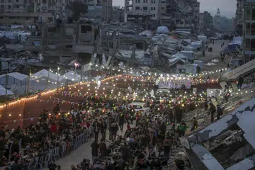 Penduduk Palestin di utara Jaluran Gaza berkumpul di antara runtuhan bangunan yang musnah untuk berbuka puasa bersama sempena bulan suci Ramadan pada 6 Mac.
