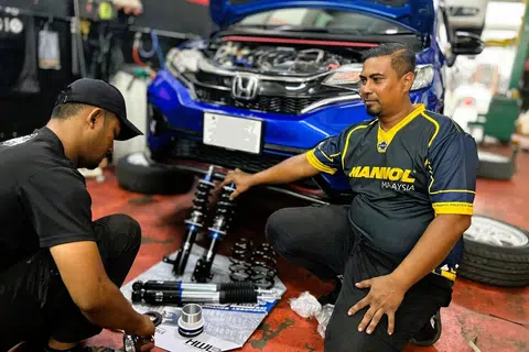 Encik Mohd Azmi (kanan) berkata niatnya hanya mahu membantu memudahkan urusan pelanggan dan tidak melihat dari mana datangnya pelanggan tersebut.