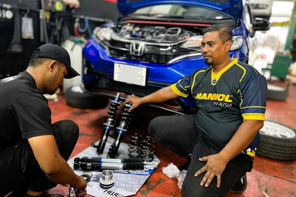 Encik Mohd Azmi (kanan) berkata niatnya hanya mahu membantu memudahkan urusan pelanggan dan tidak melihat dari mana datangnya pelanggan tersebut.