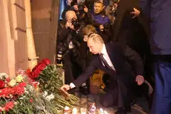 LAWAT TAPAK KEJADIAN: Presiden Russia, Encik Vladimir Putin, meletak jambangan bunga bagi memperingati mangsa letupan di steseb kereta api di St Petersburg, kelmarin. - Foto AFP