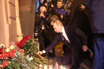 LAWAT TAPAK KEJADIAN: Presiden Russia, Encik Vladimir Putin, meletak jambangan bunga bagi memperingati mangsa letupan di steseb kereta api di St Petersburg, kelmarin. - Foto AFP