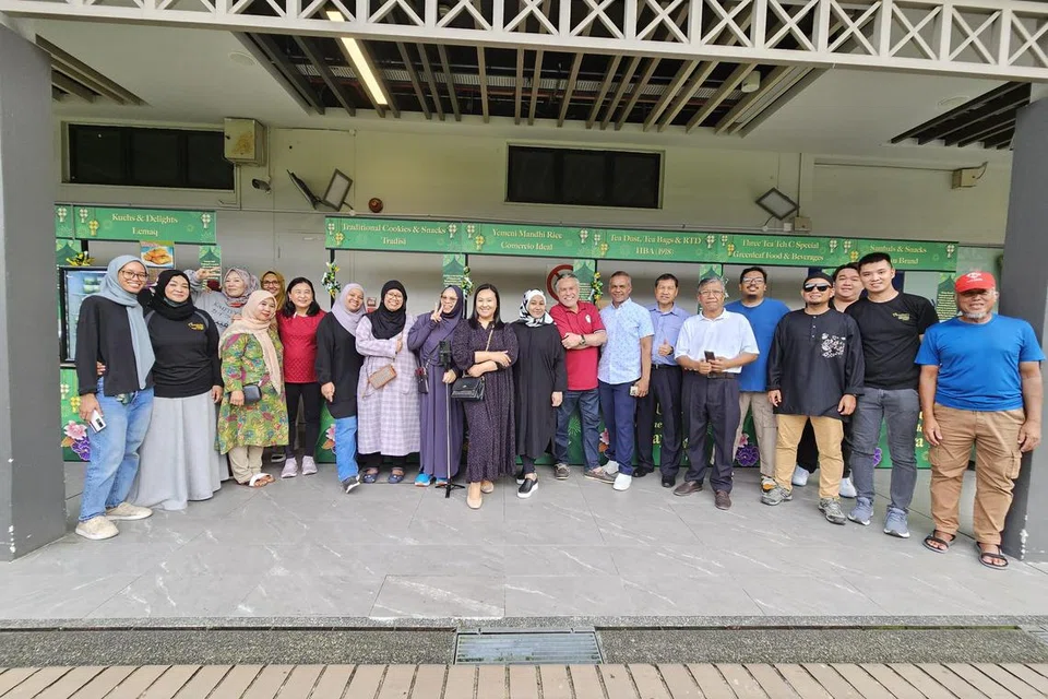 Para usahawan setempat yang mengambil bahagian dalam acara Gerai Bazar Ramadan NTUC FairPrice.