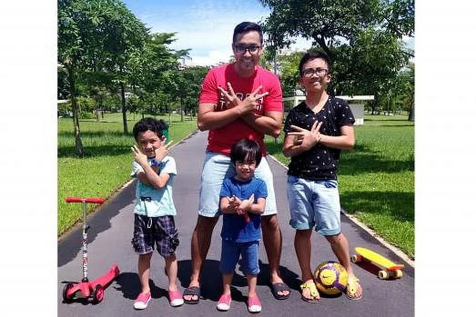 HARGAI MASA BERSAMA ANAK: Pelakon dan pengacara Sufian Ahmad berusaha meluangkan masa lapang bersama anak-anaknya, (dari kanan) Danish Irfan, 13 tahun; Yuri Armani, empat tahun; dan Audy Rafael, enam tahun, dengan melakukan riadah. Anak keempat, Berwyn Uzair, bayi empat bulan, tiada di dalam gambar. - Foto ihsan SUFIAN AHMAD