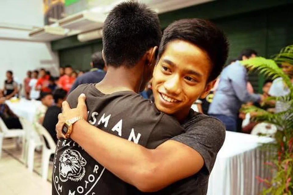 KENANGAN MANIS: Haikal (kanan) memeluk erat rakannya dari RKM, Sharin, sambil mengucapkan selamat tinggal. Haikal dibenarkan pulang ke rumah setelah tinggal di RKM hampir tiga tahun. - Foto M.O. SALLEH
