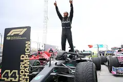 SAMAI REKOD: Lewis Hamilton mengukuhkan kedudukannya sebagai salah seorang legenda Formula Satu apabila menyamai rekod sepanjang zaman tujuh kejuaraan Michael Schumacher. - Foto AFP