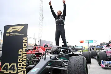SAMAI REKOD: Lewis Hamilton mengukuhkan kedudukannya sebagai salah seorang legenda Formula Satu apabila menyamai rekod sepanjang zaman tujuh kejuaraan Michael Schumacher. - Foto AFP